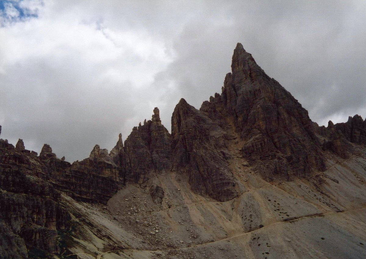scan 022.jpg - Der Paternkofel kurz vor dem erreichen der Drei Zinnen Hütte.